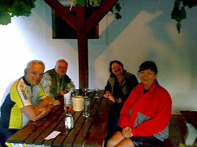 Gemtliche Weinlaube mit deftiger Kche ...