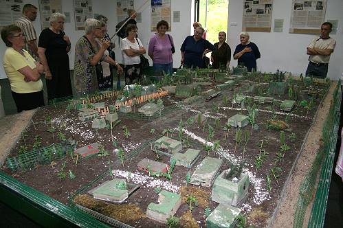 Besucheransammlung am Modell ...