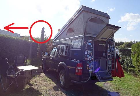 Stellplatz direkt am Platz-Wahrzeichen: Der Adler wacht ber Explorer und auch Tauben ...