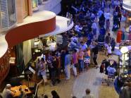 Viel Kundschaft fr die Pizzeria - in der Warteschlange ...