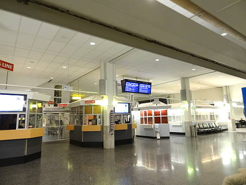 Nchtlich leeres Terminalgebude ...