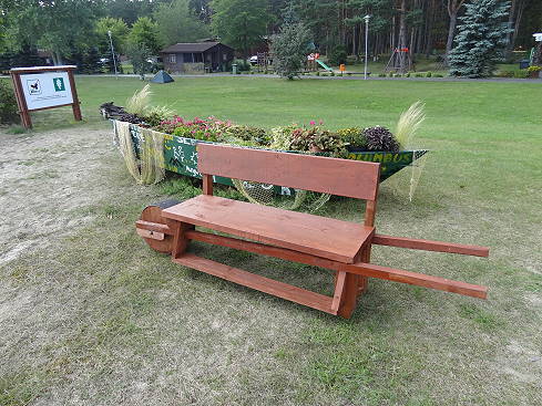 Gepflegter Platz ldt zum Verweilen ...