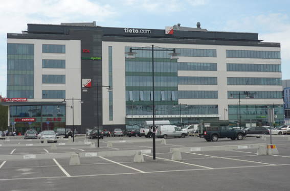 Genauso trostlos: Parkplatz und Warten auf die Fhre ...