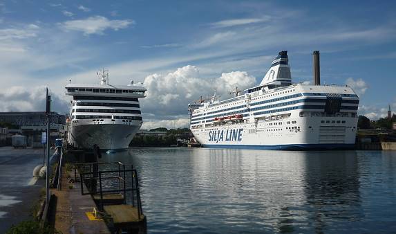 Seite an Seite: VICTORIA I nach Tallinn und SYMPHONY nach Helsinki ...