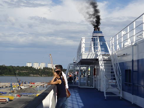 An die werden wir uns noch erinnern: Pechschwarze Rauchwolken aus dem Kamin der SYMPHONY ...