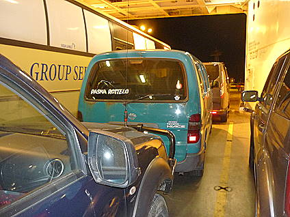 Nur zwei Fahrzeuge vor uns - trotzdem kein Entkommen ...