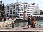 Am Enso-Gutzeit Haus: Staunt der kleine (Groe) etwa ber uns ..?