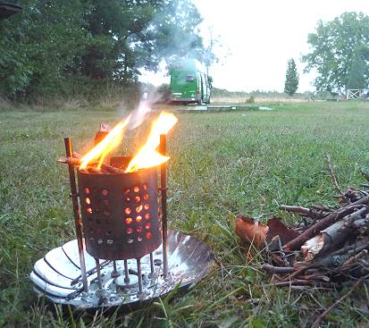 Wie immer dabei: Der Hobo-Ofen in Betrieb ...