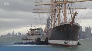 Die PEKING auf dem Weg zum Dockschiff ...