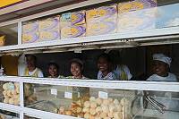 Was für ein Lächeln! Verkäuferinnen am Straßenrand Was für ein Lächeln! Verkäuferinnen am Straßenrand