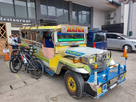 "Jeepney" mit Fahrrädern "Jeepney" mit Fahrrädern