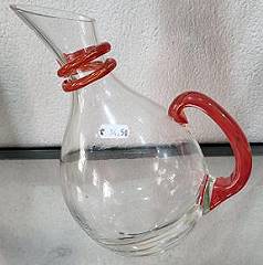 Karaffe aus Glas mit Griff und Verzierungen