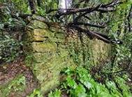 Viele lange Mauern verhindern das Abrutschen des Hangs ...