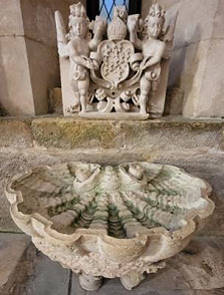 Spuren des Zerfalls zeigen sich berall ... 