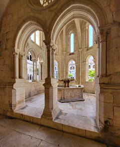 Hier im Kloster berwiegt der Kalkstein