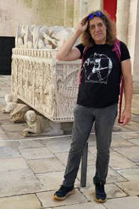 Bei der Auferstehung sollte der Besucher nicht den Blick nach gegenber behindern ...