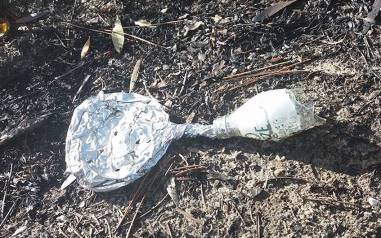 Kleine Flasche mit Aluminiumfolie und katastrophaler Wirkung (Foto: Mrio Tom)