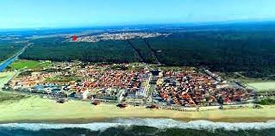 Vordergrund: Praia da Vieira, Hintergrund: Vieira (Foto: Passado e Presente)