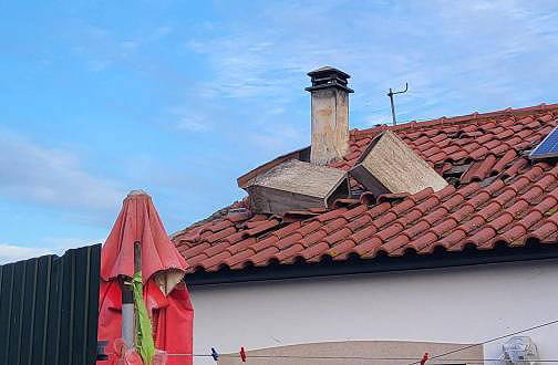 Viele Schornsteine haben D�cher zerst�rt