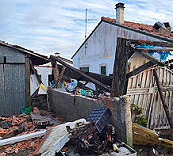 Zerst�rter Hausanbau ...