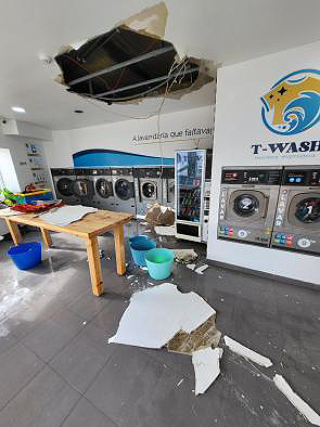 ... aber dann kommt sie runter, die Decke vom Waschsalon!