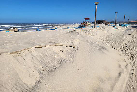 Der Strand jetzt 1,5 m flacher und der Schutz zum Ufer weg