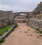 Durch diese Gasse muss er kommen ...