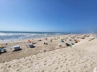 Noch ungewohnt: Voller Strand ...