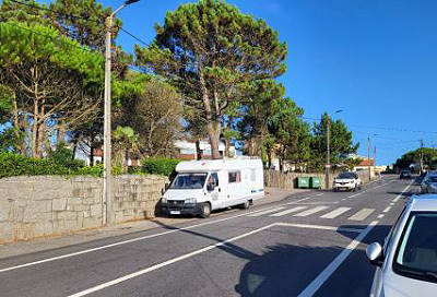 Parkplatz am Stra�enrand ...