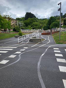 Auf jeden Fall scheint hier ein wackliger Fahrstil angemessen ...