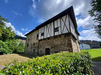 Au�enseite aus Stein mit Holzkonstruktion