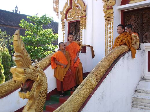 Buddhistische Moenche in Pakse (Laos) ...