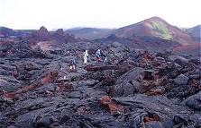 Weg durch braune, rtliche, grne und gelbe Felder ...