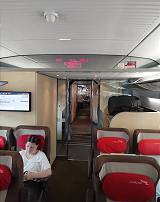 Der Zug erreicht eine Höchstgeschwindigkeit von etwa 220 km/h Der Zug erreicht eine Höchstgeschwindigkeit von etwa 220 km/h