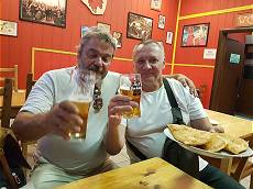 Auch mit Aleksander gilt es anzustoßen ... Auch mit Aleksander gilt es anzustoßen ...