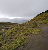 Bergsteigen auf schlammigen Pfaden ...