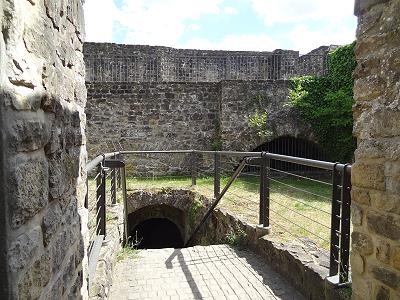 Hinab in die Kasematten, hier ruhen einige ehemalige Herrscher ...