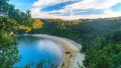 Dort, wohin der Weg steil abfllt, liegt die Pegasus-Bucht ...