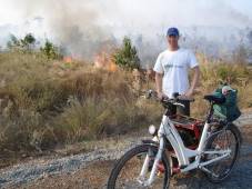 Kambodscha: Vor brennendem Feld ... Kambodscha: Vor brennendem Feld ...