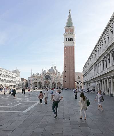 Italien: Markusplatz Venedig am Morgen ...
