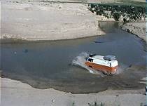 Schafft er das Wasserloch ..?