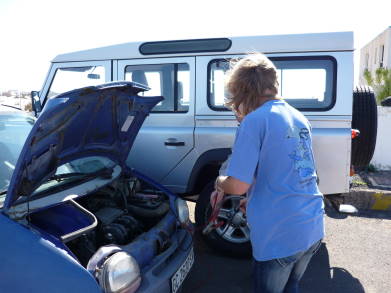 Hilflose Frau am Straenrand ...