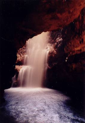 Wasserfall in den Smoo Caves ...