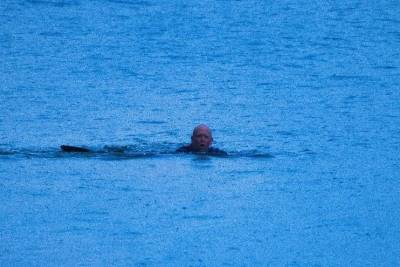 Thomas Bauer schwimmt auch bei Regen Thomas Bauer schwimmt auch bei Regen