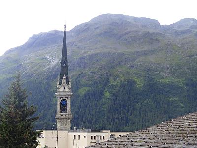 Wahrzeichen in St. Moritz: Evangelische Kirche und Olympiastadion