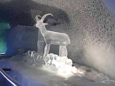 Eisskulpturen und Weinfässer im Gletscherpalast ... Eisskulpturen und Weinfässer im Gletscherpalast ...