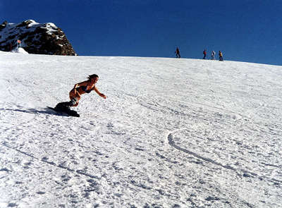 "Profi Snowboarderin im Spitzenhschen ..."