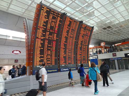 Um komfortabel viele Meilen ber den Wolken zu verbringen, sollte das Gepck leicht, robust und komfortabel zu bewegen sein. Idealerweise hat es die Gre eines Handgepcks.