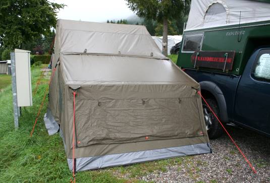 Schn eingensst: Das OZtent RV-1 mit Rcken zum Wind ...