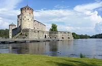 Mittelsäger vor der Burg Olavinlinna